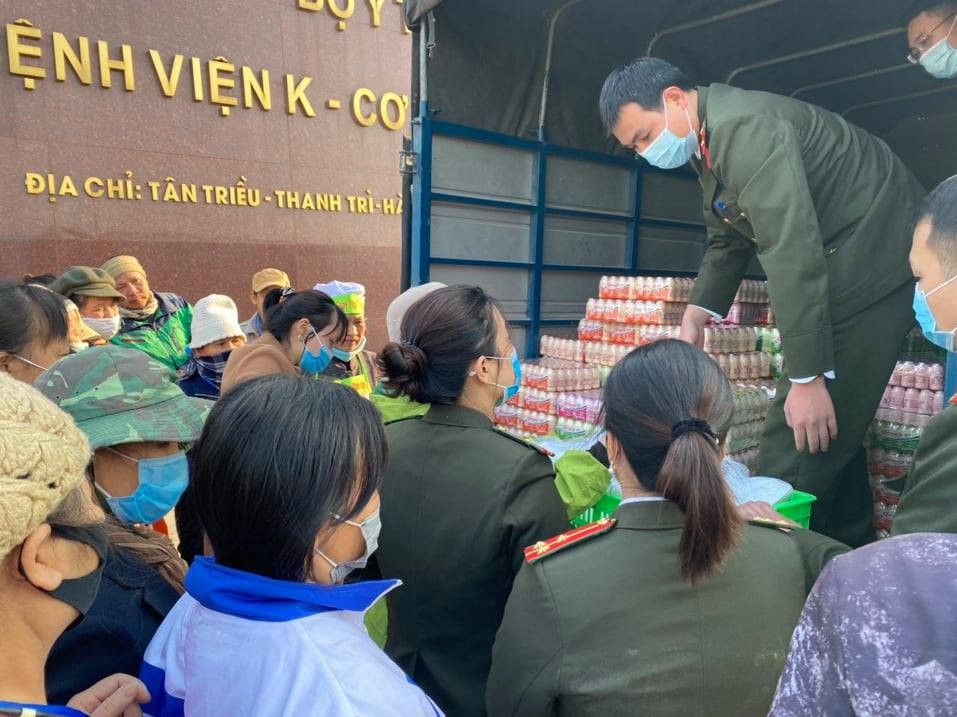 Những suất cơm dù bé nhỏ nhưng thể hiện sự kết nối chia sẻ cộng đồng, xã hội luôn sẻ chia khó khăn với những ai gặp hoàn cảnh khó khăn.