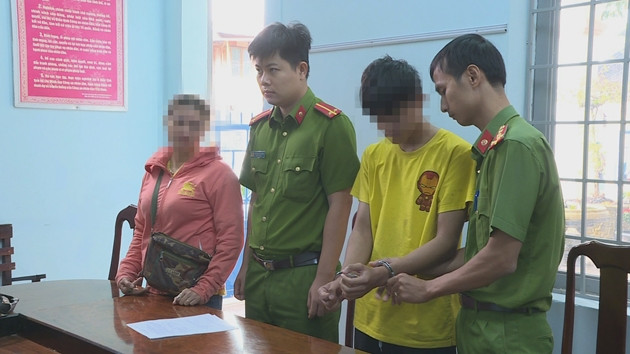  Bé gái 12 tuổi cho 2 thanh niên ăn "trái cấm": Tháng 8/2019, một cháu gái 12 tuổi, đang là học sinh lớp 7 ở TP Buôn Ma Thuột, Đắk Lắk đã quen B.C.T. (17 tuổi cùng trú tại địa phương) qua mạng xã hội. Sau đó, giữa 2 người nảy sinh tình cảm yêu đương và cả hai đã quan hệ tình dục với nhau nhiều lần. Một thời gian sau, cả 2 chia tay, cháu gái tiếp tục quen biết, yêu đương với Y.T.N. (16 tuổi) và cũng đã quan hệ với N. và bị phát hiện. N. đã bị TAND TP Buôn Ma Thuột tuyên án 6 năm tù về tội "Hiếp dâm người dưới 16 tuổi" còn T. hôm nay bị VKSND tỉnh Đắk Lắk phê chuẩn quyết định khởi tố, bắt tạm giam. 