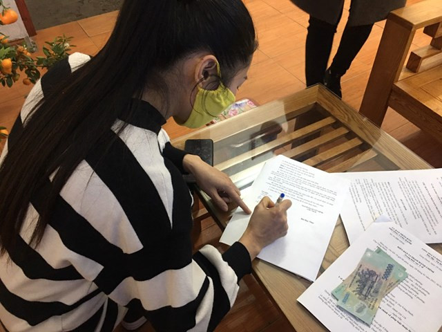  Một tiểu thương bị phạt 2 triệu đồng vì không đeo khẩu trang: Ngày 29/1, UBND phường Vàng Danh (TP Uông Bí, tỉnh Quảng Ninh) tiến hành xử phạt 2 triệu đồng bà T.T.L. (47 tuổi), một hộ kinh doanh làm may tại ki ốt số 2 chợ Vàng Danh. Bà L. đã có hành vi vi phạm hành chính không thực hiện biện pháp bảo vệ cá nhân đối với người tham gia chống dịch và người có nguy cơ mắc bệnh theo hướng dẫn của cơ quan y tế, không đeo khẩu trang nơi công cộng.