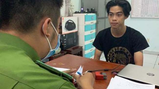  Kẹp cổ người ngoại quốc cướp tài sản: Lợi dụng lúc người phụ nữ ngoại quốc không để ý, Đồng Cao Bằng (25 tuổi, ngụ tỉnh Bến Tre, trú quận Bình Thạnh, TP HCM) lấy dao khống chế, uy hiếp, rồi kẹp cổ người phụ nữ ngoại quốc cướp tài sản gồm có Nữ trang, đồng hồ, nước hoa, tiền mặt, 7 chiếc điện thoại di động, 2 máy tính bảng, 1 máy laptop… Tổng tài sản trị giá khoảng 300 triệu đồng. Hôm nay, Công an TP Thủ Đức cho biết đang tạm giữ Bằng để điều tra về hành vi "Cướp tài sản". 