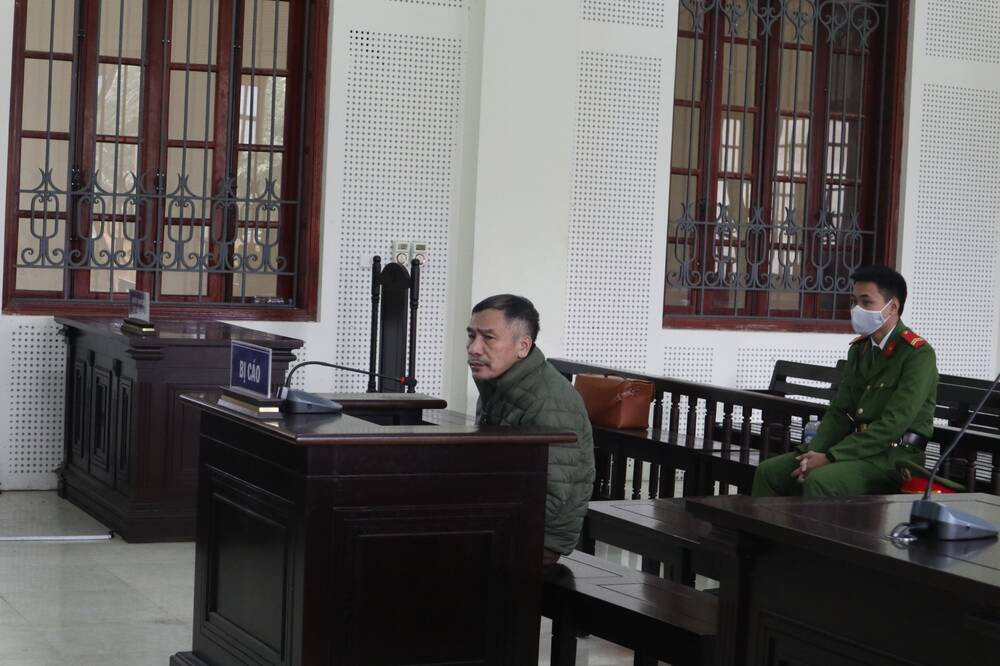  Không xin được tiền chồng bỏ thuốc chuột đầu độc vợ: Chu Văn Sáng (55 tuổi, trú xã Hưng Đông, TP Vinh, Nghệ An) vì không xin được vợ cũ là chị Nguyễn Thị A. (SN 1973, trú cùng địa phương) 10 triệu đồng tiêu xài, Sang đã nghĩ cách đầu độc người mình từng đầu ấp tay gối tuy nhiên đã bị chị A. phát hiện và trình báo Công an. Hôm nay, TAND tỉnh Nghệ An đã tuyên phạt 8 năm tù về tội Giết người.