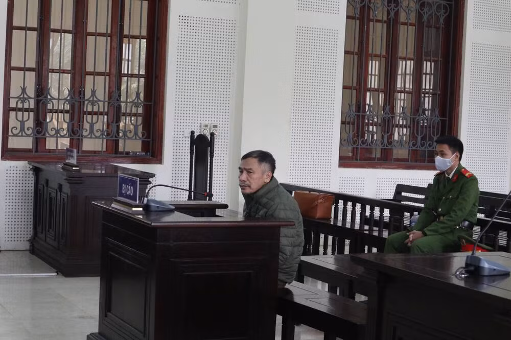  Không xin được tiền chồng bỏ thuốc chuột đầu độc vợ: Chu Văn Sáng (55 tuổi, trú xã Hưng Đông, TP Vinh, Nghệ An) vì không xin được vợ cũ là chị Nguyễn Thị A. (SN 1973, trú cùng địa phương) 10 triệu đồng tiêu xài, Sang đã nghĩ cách đầu độc người mình từng đầu ấp tay gối tuy nhiên đã bị chị A. phát hiện và trình báo Công an. Hôm nay, TAND tỉnh Nghệ An đã tuyên phạt 8 năm tù về tội Giết người.