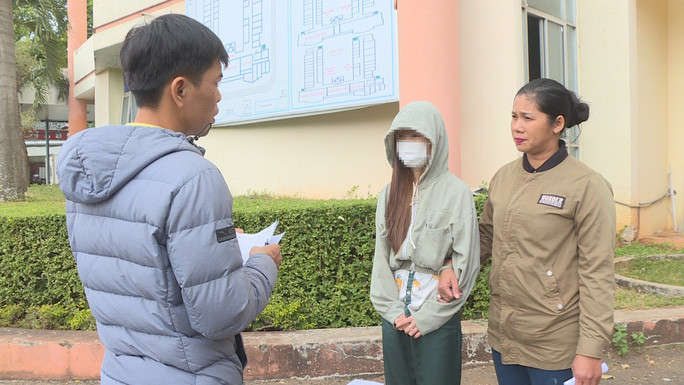  Nữ sinh 19 tuổi cất giấu ma túy trong phòng trọ: Ngày 21/1, Công an tỉnh Đắk Lắk cho biết, vừa phối hợp với Công an phường Khánh Xuân, TP.Buôn Ma Thuột đã kiểm tra dãy nhà trọ trên đường Phan Huy Chú. Tại phòng trọ, Công an phát hiện nữ sinh Lê Nguyễn Kiều H. (19 tuổi, trú tại tỉnh Gia Lai) đang là sinh viên năm nhất tại một trường đại học trên địa bàn tỉnh Đắk Lắk đang cất giấu 6 nửa viên chất ma túy trong túi xách. H. khai, được 1 người bạn mới quen cho số ma túy trên về sử dụng. 