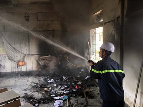  Trường tiểu học bất ngờ bốc cháy giữa trưa: Khoảng 12h30 ngày 21/1, Công an tỉnh Nghệ An nhân tin báo xảy ra cháy phòng học lớp 5B tại tầng 2 của Trường Tiểu học Nghi Thái, ở xóm Thái Sơn, xã Nghi Thái, huyện Nghi Lộc. Rất may thời điểm xảy ra cháy, các em học sinh đang nghỉ trưa tại tầng 1 nên phòng học không có người. 