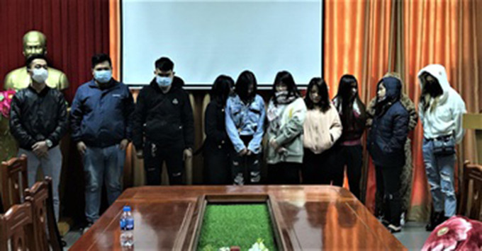  5 cô gái bán dâm trong quán cà phê: Ngày 21/1, Công an tỉnh Bắc Giang cho biết, vừa kiểm tra quán cà phê Sao Đêm Quán ở thị trấn Nếnh, huyện Việt Yên. Thời điểm kiểm tra, tổ công tác bắt quả tang Lê Văn Nam (34 tuổi, ở huyện Việt Yên, tỉnh Bắc Giang) đang chứa chấp 5 đôi nam nữ mua bán dâm. Theo thỏa thuận, giá mỗi lần bán dâm là 300.000 đồng. Gái bán dâm được hưởng 50% số tiền này. 