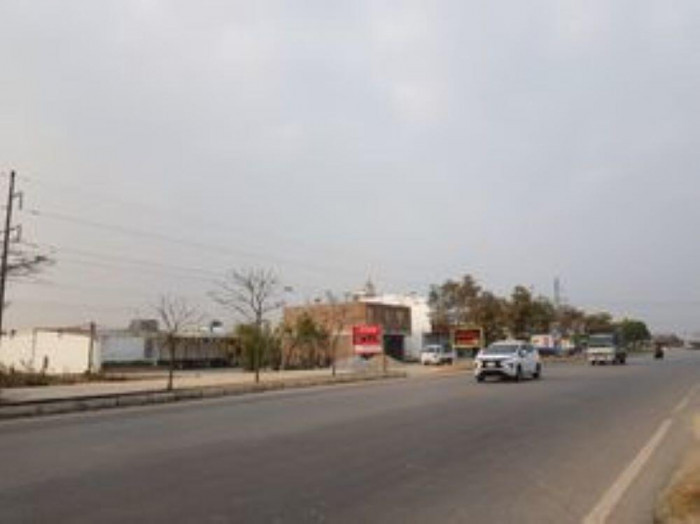  Ông bị thương nặng gào khóc bên cháu gái tử vong tại chỗ: Khoảng 13h ngày 20/1, tại xã Hồng Phong, huyện Nam Sách, tỉnh Hải Dương, xe ô tô do anh Vũ Đức Mạnh (SN 1971 ở TP Hải Dương) đã va chạm với xe đạp điện do ông Nguyễn Văn Thảo (SN 1954, ở xã Hồng Phong) điều khiển chở cháu N.T.A.D (SN 2012) đi cùng chiều. Hậu quả, cháu gái N.T.A.D tử vong. Người ông dù bị thương rất nặng vẫn cố lết đến bên xác cháu gào khóc thảm thiết rồi ngất lịm. (Tuyến đường nơi xảy ra vụ việc).