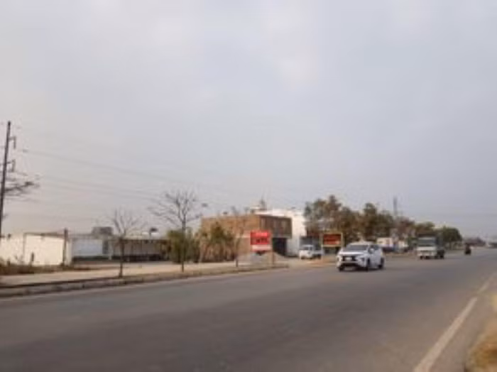  Ông bị thương nặng gào khóc bên cháu gái tử vong tại chỗ: Khoảng 13h ngày 20/1, tại xã Hồng Phong, huyện Nam Sách, tỉnh Hải Dương, xe ô tô do anh Vũ Đức Mạnh (SN 1971 ở TP Hải Dương) đã va chạm với xe đạp điện do ông Nguyễn Văn Thảo (SN 1954, ở xã Hồng Phong) điều khiển chở cháu N.T.A.D (SN 2012) đi cùng chiều. Hậu quả, cháu gái N.T.A.D tử vong. Người ông dù bị thương rất nặng vẫn cố lết đến bên xác cháu gào khóc thảm thiết rồi ngất lịm. (Tuyến đường nơi xảy ra vụ việc).