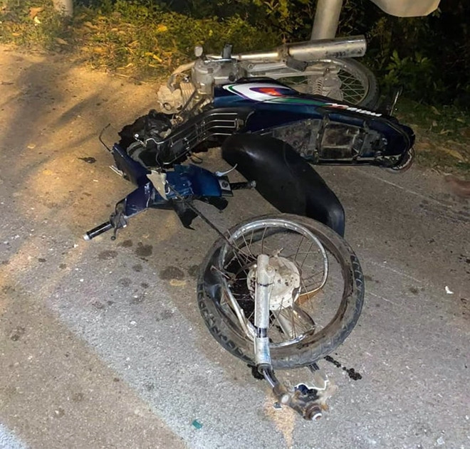  Xe máy va chạm với ô tô khiến 2 người tử vong: Tối 24/1, ông Đ.V.M. (58 tuổi, trú huyện Quế Sơn) điều khiển xe máy chở theo ông N.Đ.Th. (66 tuổi trú huyện Thăng Bình, tỉnh Quảng Nam) khi đến đoạn qua xã Bình Định Bắc, huyện Thăng Bình, xe máy của ông M. xảy ra va chạm với xe ô tô bán tải do ông Nguyễn Thanh S. (42 tuổi, trú TP.Tam Kỳ) điều khiển, chạy theo hướng ngược lại. Hậu quả khiến 2 người ngồi trên xe máy tử vong.