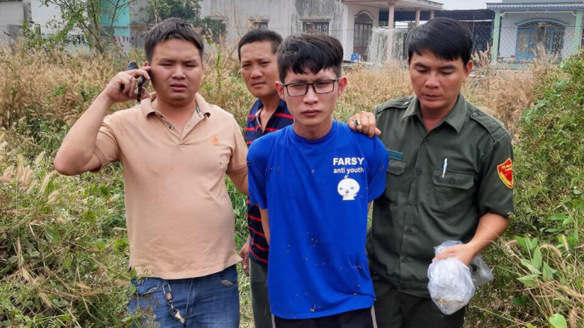  Bắt nóng đối tượng cướp giật dây chuyền tại tiệm vàng: Chiều 24/1, Công an phường Hoà Lợi, thị xã Bến Cát, tỉnh Bình Dương nhận tin báo có đối tượng cướp giật dây chuyền vàng tại Tiệm vàng Lê Thành. Sau đó, lực lượng chức năng đã phối hợp với người dân bắt giữ đối tượng Trần Huy Thắng (22 tuổi, quê Đăk Lăk) thu giữ tang vật là 2 sợi dây chuyền vàng 24k, trọng lượng 6 chỉ, trị giá 34 triệu đồng. 