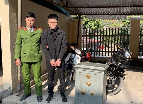  Đục két sắt trộm 100 triệu đồng của chủ cũ: Tối 21/1, Tòng Quang Trường (22 tuổi, trú tại huyện Mai Sơn, tỉnh Sơn La) đã đột nhập vào nhà ông Nguyễn Văn Tuyên trú tại tiểu khu 21, thị trấn Hát Lót, huyện Mai Sơn phá két sắt, lấy đi 100 triệu đồng cùng chiếc xe máy Honda Dream. Hôm nay, Công an huyện Mai Sơn đã bắt được Trường để điều tra về hành vi trộm cắp tài sản. 