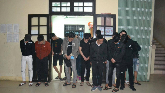  Phát hiện nhiều nam thanh, nữ tú dương tính với ma tuý: Khoảng 00h10 ngày 25/1, Công an thị xã Quảng Trị tiến hành kiểm tra hành chính tại nhà nghỉ Candy 3, có địa chỉ ở số 10B, đường Phan Chu Trinh (phường 3, thị xã Quảng Trị, tỉnh Quảng Trị). Tại đây, Công an phát hiện 22 đối tượng (gồm 17 nam, 5 nữ) đang tụ tập tại 4 phòng thuộc nhà nghỉ trên. Tiến hành kiểm tra nhanh, tất cả những người này đều dương tính với chất ma túy.