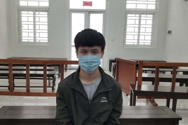  Dùng kéo đâm thủng tim đồng nghiệp: ngày 17/7/2020, Bùi Minh Tiến (SN 2003, ở Hòa Bình) cùng Bùi Qúy Dương và một số nhân viên khác đứng trước cửa gian để đồ của quán. Tiến biết Nguyễn Thành Trung (SN 2003, ở Hải Dương) trước đó vô cớ đánh Dương nên đã tát Trung 1 cái. Bị đánh, Trung lấy kéo đâm nạn nhân tử vong. Hôm nay,TAND TP Hà Nội tuyên phạt Trung 14 năm tù vì tội Giết người.