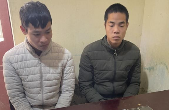  Đột nhập cửa hàng điện thoại trộm cắp để lấy tiền chơi game: Ngày 14/1, Lã Tất Phú (SN 1999) và Hoàng Văn Vượng (SN 1996) đều ở xã Vĩnh Thịnh, huyện Vĩnh Lộc, tỉnh Thanh Hóa đã đi xe máy lên xã Định Long, huyện Yên Định rồi cạy cửa, phá khóa cửa hàng bán điện thoại của anh Tuấn, lấy đi 18 chiếc cái điện thoại di động tổng trị giá khoảng 50 triệu đồng. Hôm nay, Công an huyện Yên Định cho biết đã bắt giữ được 2 đối tượng này để điều tra về hành vi trộm cắp tài sản. 