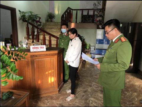  U40 bán dâm tại nhà nghỉ, giá nửa triệu/lượt: Ngày 27/1, Công an huyện Tiên Yên, Quảng Ninh bắt giữ để điều tra về tội "Chứa mại dâm" là Hoàng Thị Hồng (39 tuổi, trú tại xã Hải Lạng, huyện Tiên Yên) và Chìu Văn Phúc (28 tuổi, trú tại xã Đông Ngũ, huyện Tiên Yên). 2 nhân viên bán dâm là Vũ Thị H (31 tuổi, trú tại Hàm Yên, Tuyên Quang) và Vũ Thị H (37 tuổi, trú tại Gia Bình, Bắc Ninh). Các đối tượng khai nhận, thu của khách mua dâm số tiền 500.000đ/lượt, sau đó Hồng trả cho gái bán dâm là 200.000đ/ lượt. 