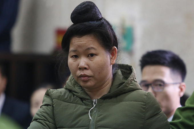 Còn Vì Thị Thu cho rằng cơ quan điều tra bức cung để ép bị cáo phải nhận mua bán 2 bánh heroin với Công. Thu chỉ thừa nhận đã bán 4 viên hồng phiến cho Công. Tuy nhiên, căn cứ lời khai các bị cáo đã nhận tội và tài liệu thu thập được, tòa khẳng định Thu đã mua ma túy để bán cho Công.