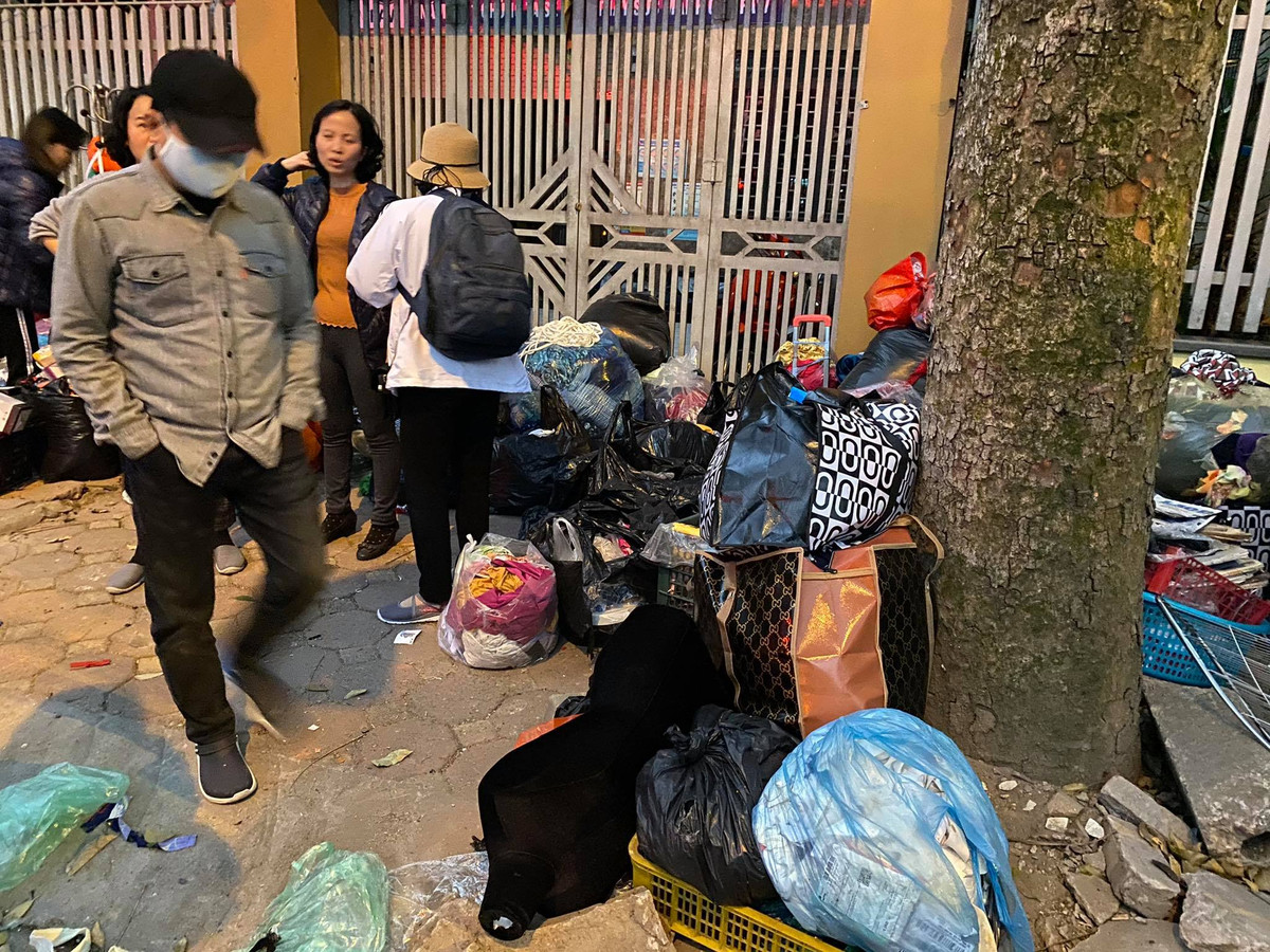 Tuy nhiên, lực lượng cứu nạn cứu hộ đã vừa phun nước khống chế đám cháy vừa cùng chính quyền địa phương nhanh chóng sơ tán hàng hoá gần khu vực đám cháy nên tình hình đã ổn định. 