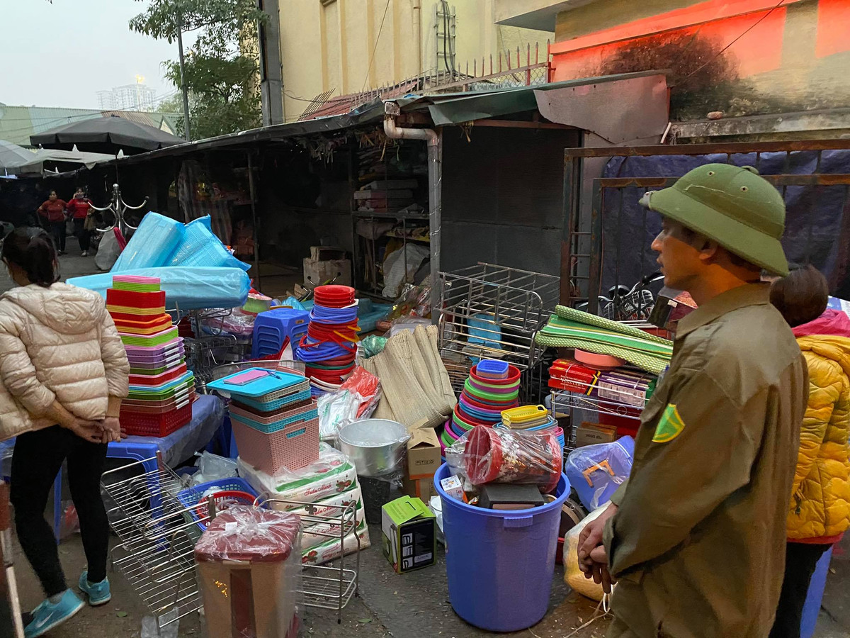 Hiện vụ cháy chợ Xanh Linh Đàm đang được cơ quan chức năng điều tra, làm rõ. 