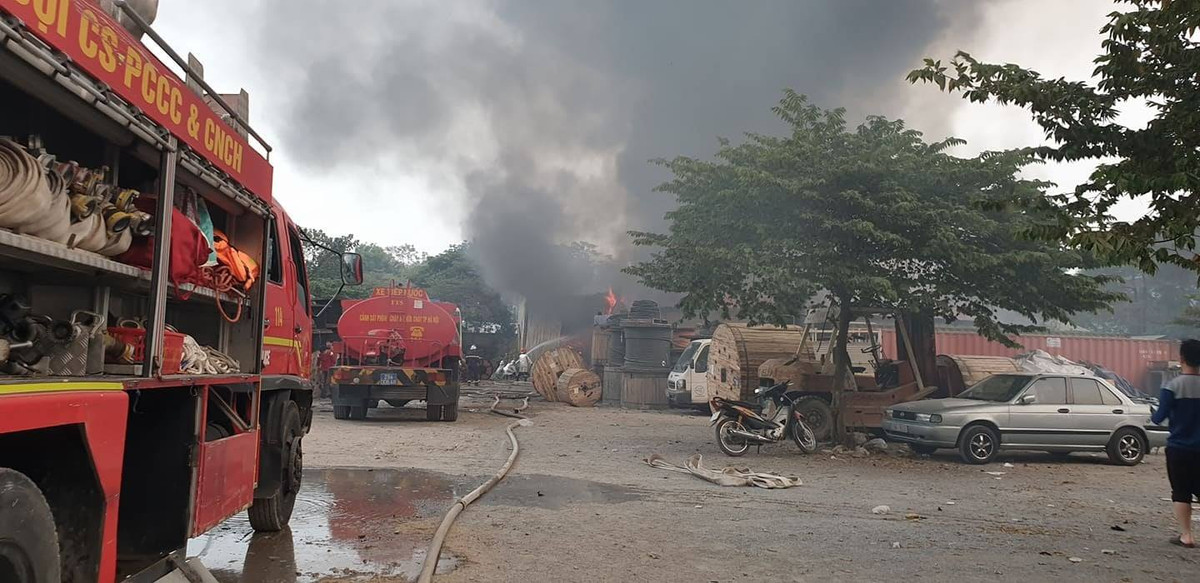 Nhận được tin báo, Công an quận Hoàng Mai đã huy động tối đa lực lượng phòng cháy chữa cháy và cứu nạn cứu hộ nhanh chóng có mặt tại hiện trường.