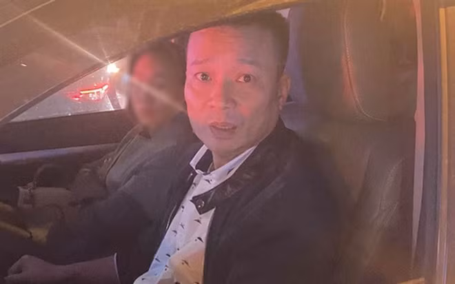 Khoi to tai xe danh nguoi gay rang khi bi nhac nho dung den do qua lau