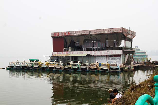 Ngoài một số nhà thuyền đã được tháo dỡ và di dời thì hiện nay vẫn còn khoảng chục chiếc vẫn neo đậu tại đây và dường như bị bỏ mặc.