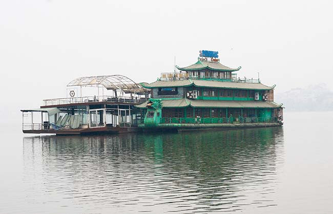 Những công trình này làm mất mỹ quan đô thị ảnh hưởng tới cảnh quan Hồ Tây (quận Tây Hồ, Hà Nội).