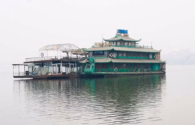 Những công trình này làm mất mỹ quan đô thị ảnh hưởng tới cảnh quan Hồ Tây (quận Tây Hồ, Hà Nội).