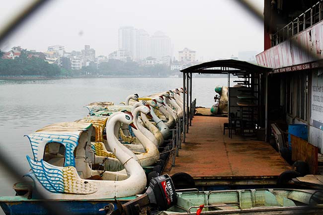 Một góc Đầm Bảy (hồ Tây) trở thành bãi rác chứa những khối sắt hoen gỉ khổng lồ. Số phận của những chiếc nhà thuyền này khó có thể xác định khi mà chúng vẫn bị bỏ hoang phế, dập dềnh trên mặt hồ hết ngày này sang ngày khác...