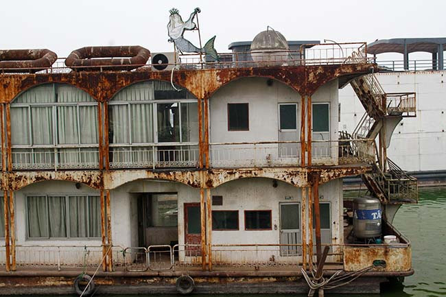 Đến nay, những du thuyền, nhà hàng nổi vẫn chỉ là đống sắt vụn, ngày càng xuống cấp trầm trọng.