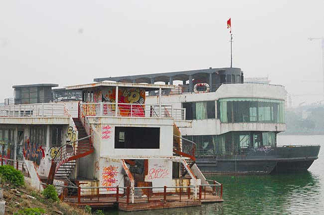 Nhiều năm qua những con thuyền này vẫn nằm "trơ gan cùng tuế nguyệt" ở Hồ Tây.