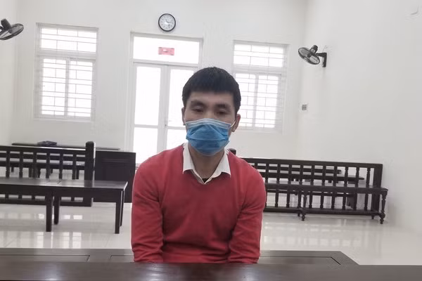  Người đàn ông tâm thần bị đánh đến chết: Ngày 28/7/2020, Phạm Văn Linh (SN 1981, ở Phú Xuyên, Hà Nội) đi uống rượu bia về qua đoạn xã Tri Thủy, huyện Phú Xuyên, thì thấy ông Doãn Văn Hùng (SN 1957, trú cùng địa phương). Sau đó, Linh bắt ông Hùng về nhưng ông Hùng không chịu về nên Linh đã hành hung nạn nhân tử vong. Hôm nay, TAND TP Hà Nội tuyên phạt Linh tử hình vì tội Giết người.