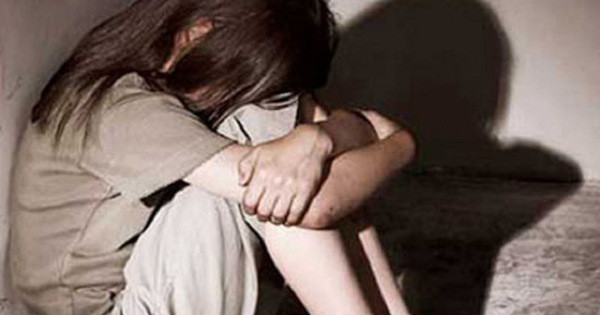  Gã tài xế nhiều lần hiếp dâm cháu gái bà chủ: Được cho ở nhờ để đi làm, Trần Thanh Trí (38 tuổi; ở thị xã An Khê, Gia Lai) đã nhiều lần hiếp dâm cháu gái 11 tuổi của bà chủ. Ngày 12/1, bà T. (ở xã Bình Nghi, huyện Tây Sơn, Bình Định) phát hiện Trí vào phòng cháu ngoại 11 tuổi giở trò đồi bại nên đã tri hô và trình báo sự việc đến cơ quan Công an. Hôm nay, Công an huyện Tây Sơn cho biết, đã bắt khẩn cấp Trí để điều tra về hành vi hiếp dâm. 