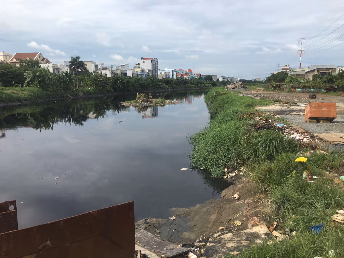 Hai hung phat hien thi the nguoi phu nu duoi long kenh