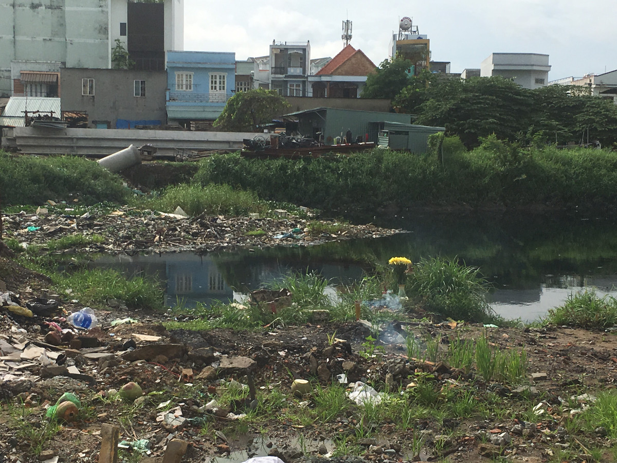 Hãi hùng phát hiện thi thể người phụ nữ dưới lòng kênh - Hình 2 Hai hung phat hien thi the nguoi phu nu duoi long kenh-Hinh-2