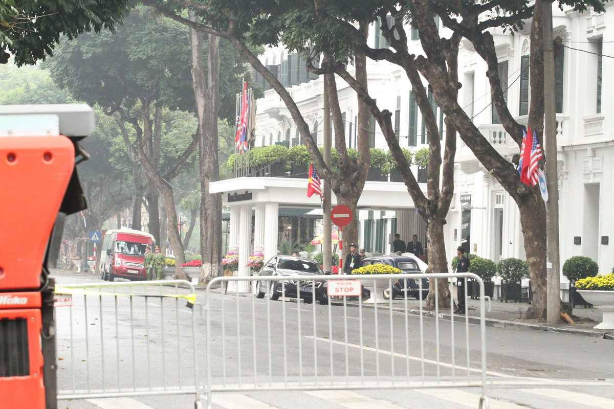 Ngày đầu thượng đỉnh Mỹ - Triều, ghi nhận của PV Kiến Thức tới 8h30 sáng ở khách sạn Sofitel Metropole - nơi dự kiến sẽ diễn ra cuộc hội đàm đầu tiên giữa Tổng thống Donald Trump và Chủ tịch Triều Tiên Kim Jong-un trong khuôn khổ thượng đỉnh Mỹ-Triều, an ninh được thắt chặt nghiêm ngặt mọi tuyến đường dẫn tới khách sạn.