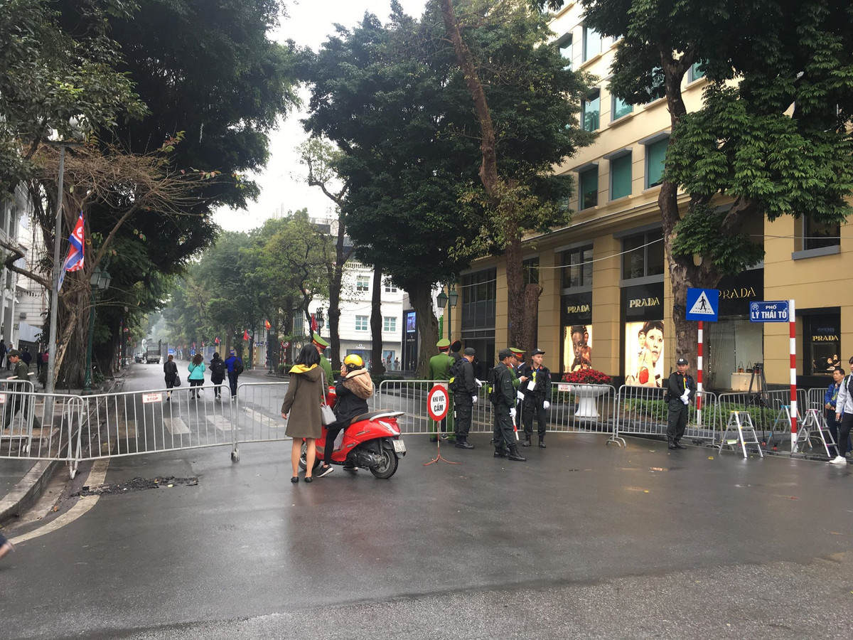 Đoạn giao với phố Lý Thái Tổ được phong tỏa nghiêm ngặt.
