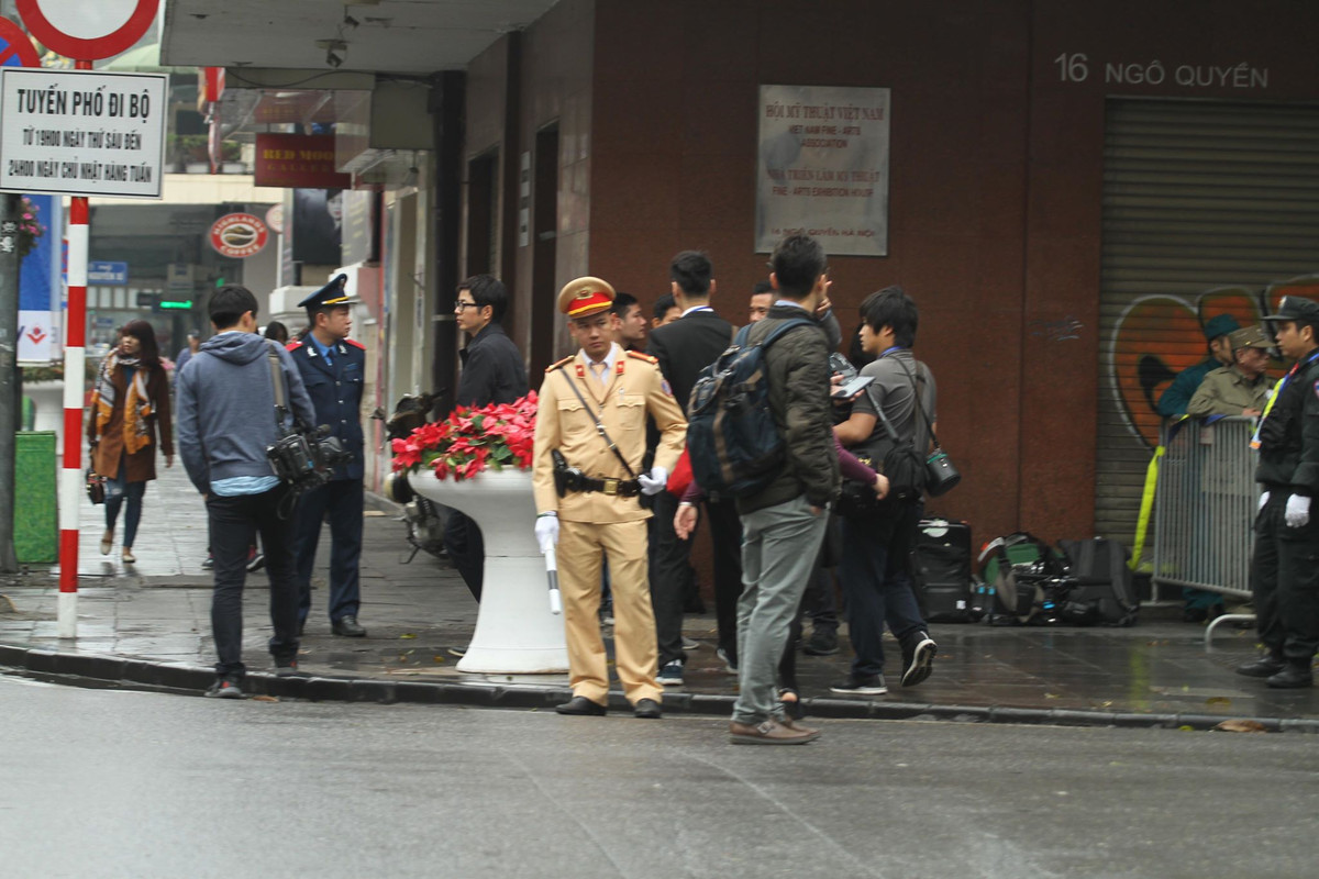 Sáng nay, tất cả các phóng viên đều không được phép tiếp cận gần khách sạn Metropole.