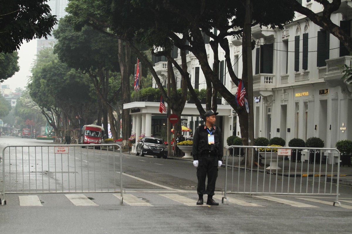 Hàng rào được dựng lại quanh tuyến đường chạy qua khách sạn.