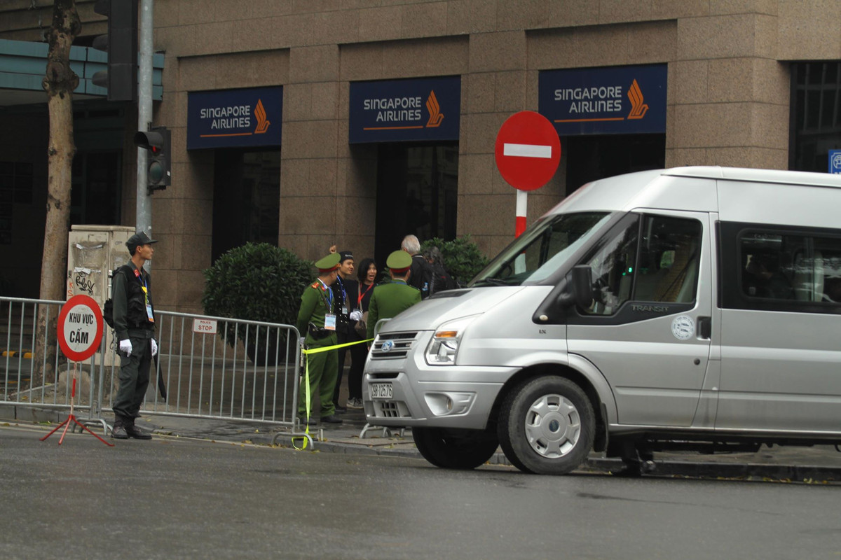 Lực lượng công an, cảnh sát cơ động bố trí khắp các ngả đường.