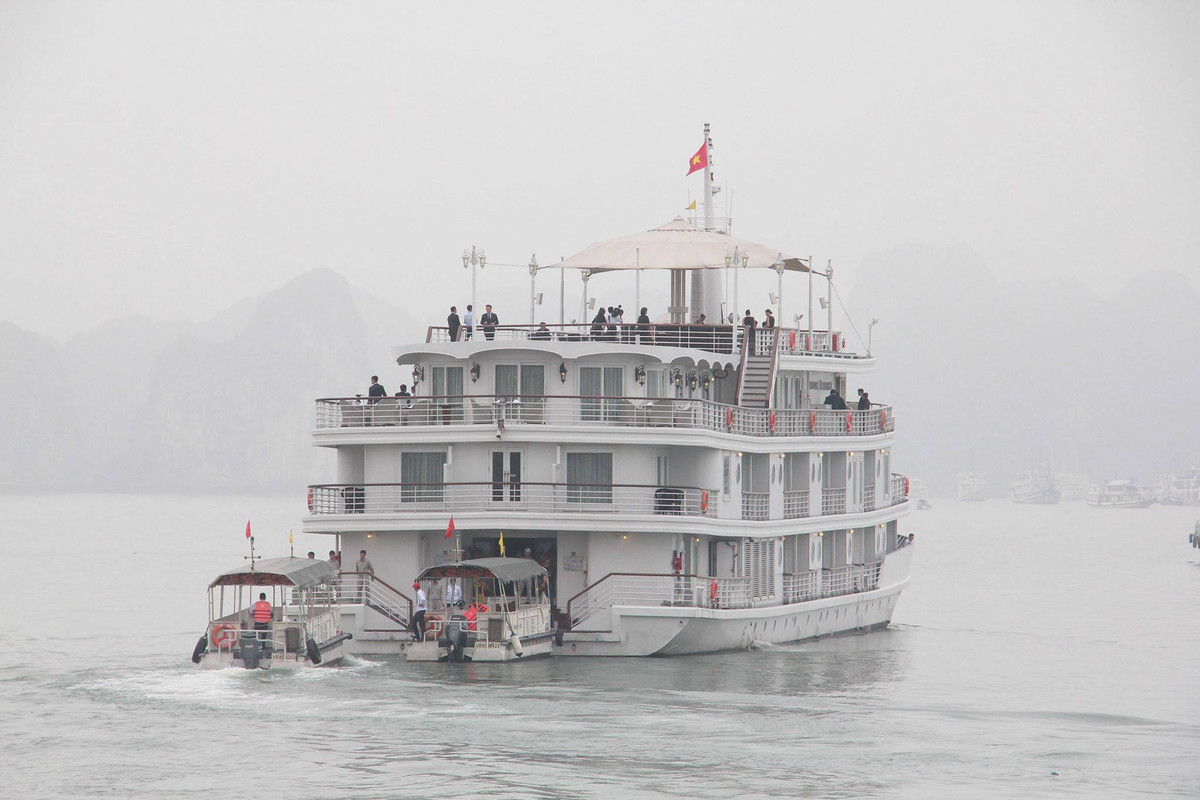 Tàu Paradise Elegence là con tàu hiện đại nhất trên cảng, tàu có sức chứa 90 người cùng 50 nhân viên phục vụ trên tàu.