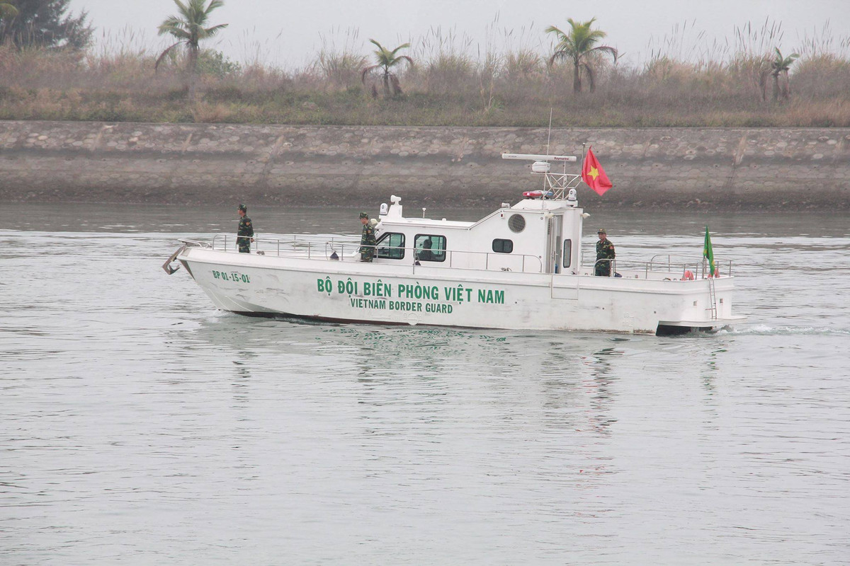Tàu tuần tra của Bộ đội Biên phòng tham gia bảo vệ chuyến đi.