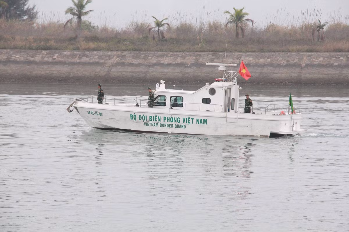 Tàu tuần tra của Bộ đội Biên phòng tham gia bảo vệ chuyến đi.