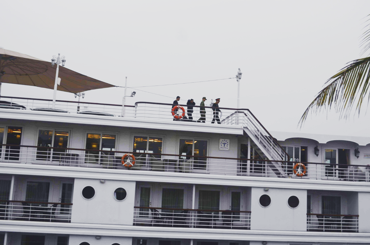 Trong suốt hành trình, trên tàu các lực lượng an ninh bố trí kiểm soát chặt chẽ.