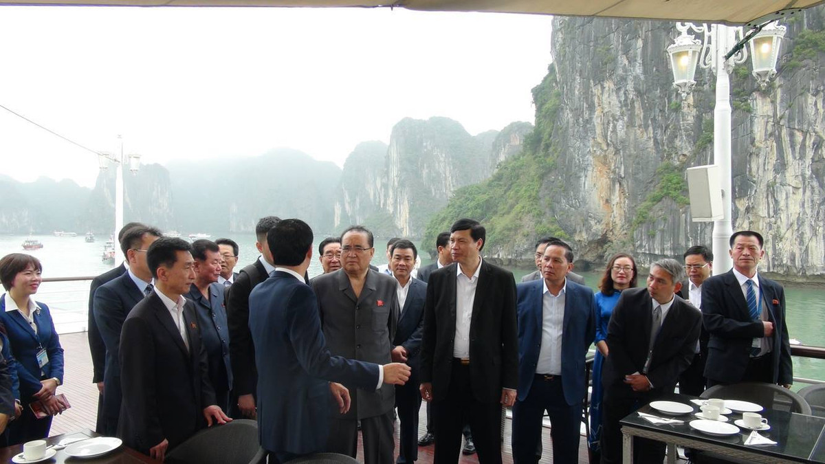 Đoàn lãnh đạo cấp cao Triều Tiên cùng cán bộ lãnh đạo tỉnh Quảng Ninh trên du thuyền tham quan Vịnh Hạ Long.