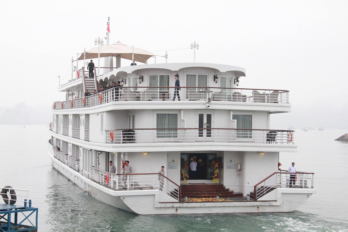 Du thuyền Paradise Elegence rời cảng quốc tế Tuần Châu đưa đoàn lãnh đạo cấp cao Triều Tiên tham quan Vịnh Hạ Long.