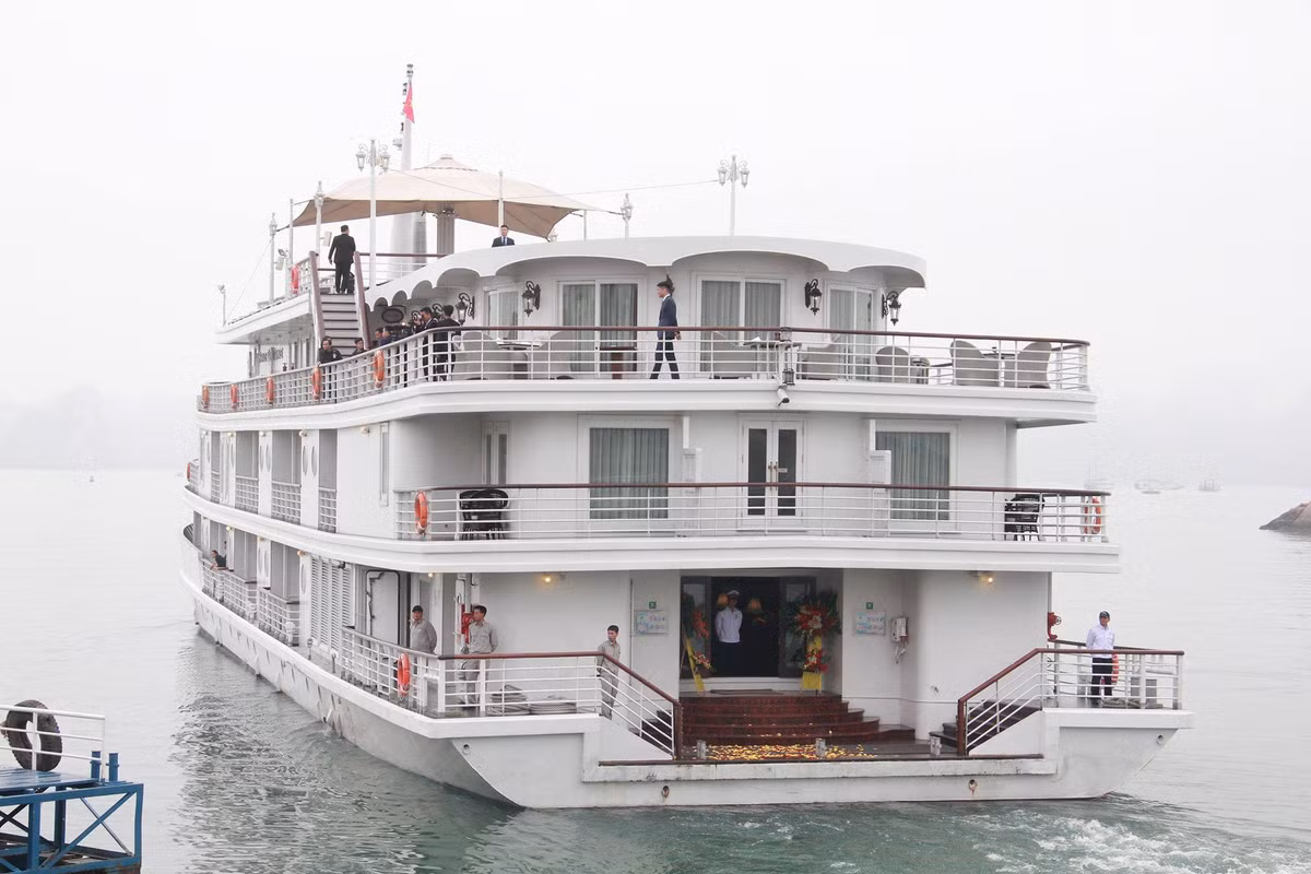 Du thuyền Paradise Elegence rời cảng quốc tế Tuần Châu đưa đoàn lãnh đạo cấp cao Triều Tiên tham quan Vịnh Hạ Long.