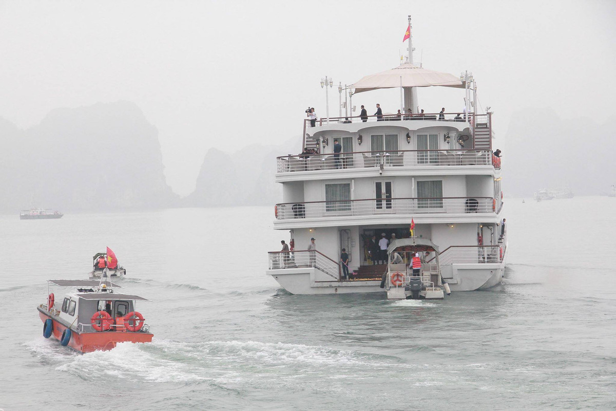 Theo chủ tàu, tàu Paradise Elegence, hiện đã huy động hơn 10 bảo vệ xuống cầu tàu cùng phối hợp, hỗ trợ lực lượng công an, quân đội để thực hiện công tác giữ trật tự.