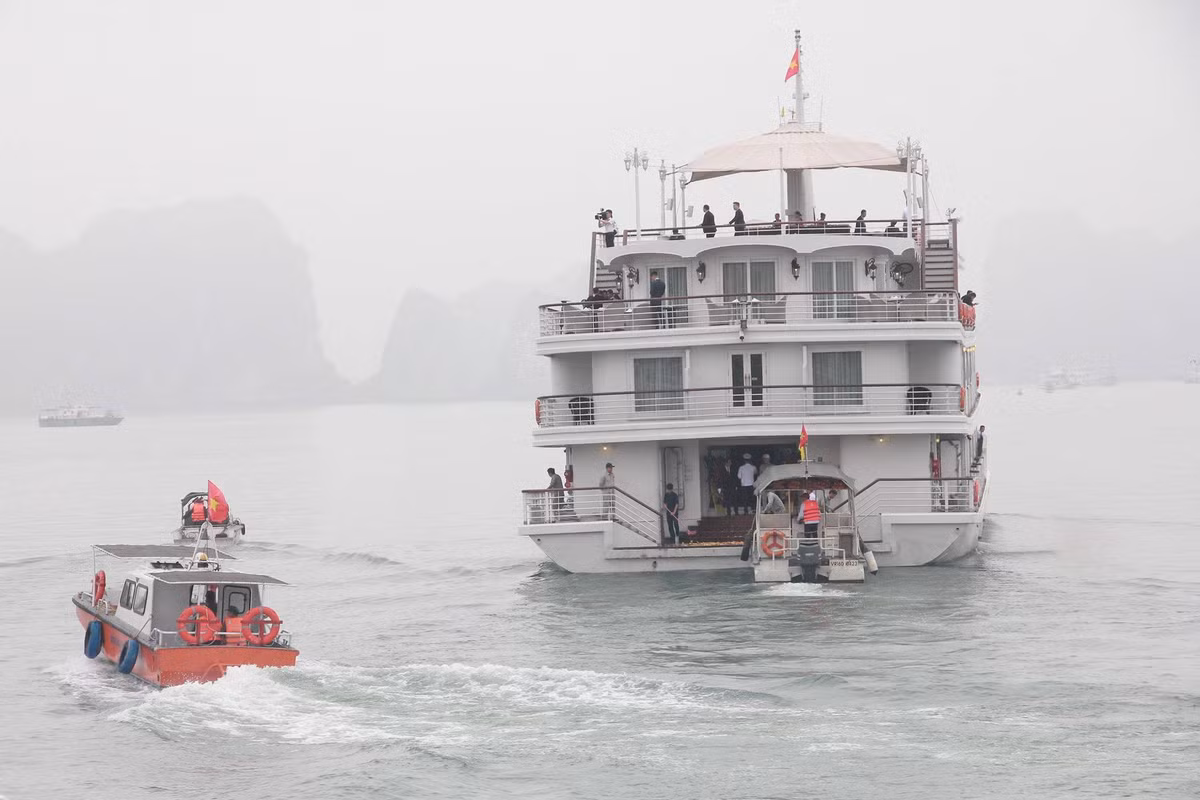 Theo chủ tàu, tàu Paradise Elegence, hiện đã huy động hơn 10 bảo vệ xuống cầu tàu cùng phối hợp, hỗ trợ lực lượng công an, quân đội để thực hiện công tác giữ trật tự.