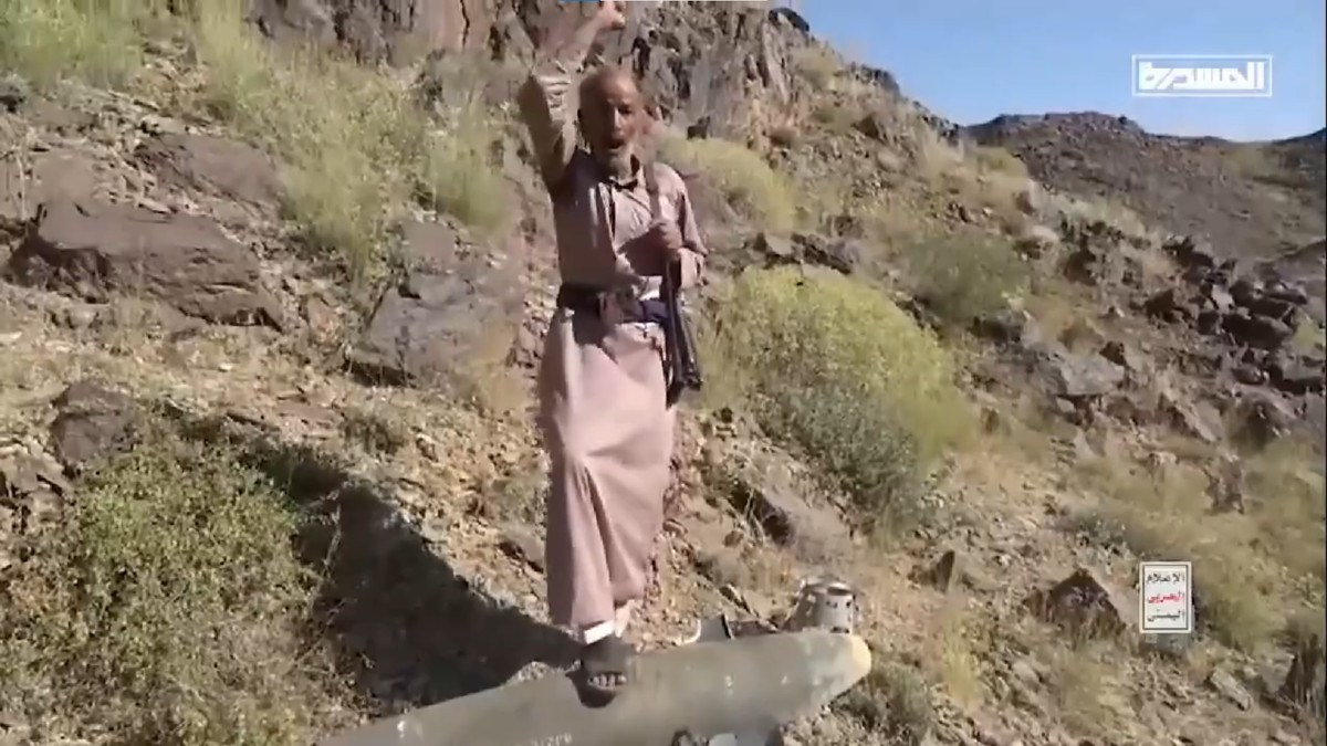 Người phát ngôn của lực lượng Houthi tuyên bố: "Các chiến binh của nhóm có ý định tiếp tục tấn công các mục tiêu cho đến khi có lệnh ngừng bắn ở Dải Gaza và Lebanon". Ảnh trích xuất từ video. .