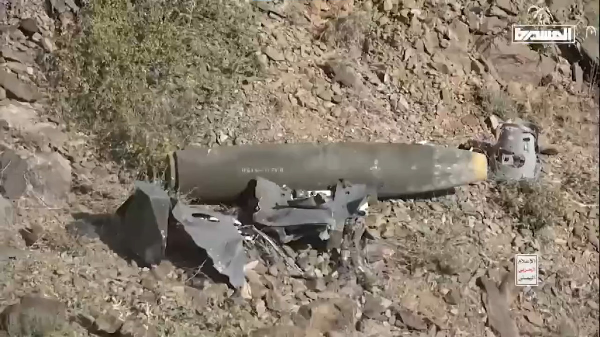 Một quả bom mà chiếc UAV này mang theo còn chưa sử dụng bị hư hại khi rơi nhưng có vẻ như nó chưa phát nổ.