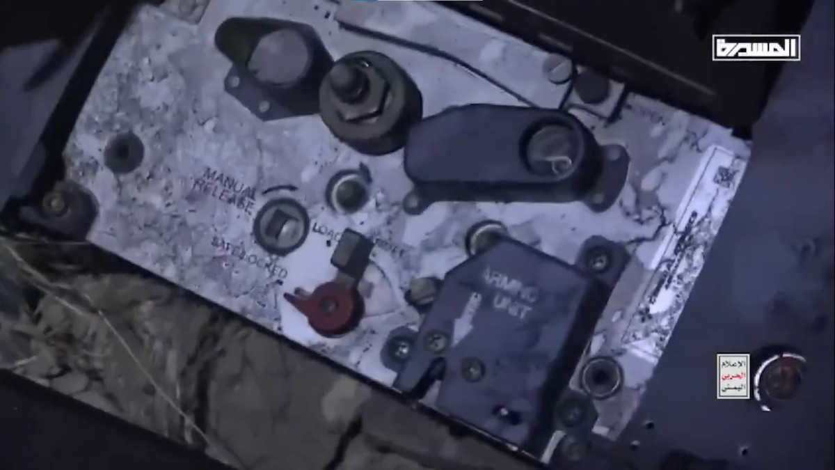 Một bảng điều khiển với nhiều công tắc, chỉ dẫn còn nguyên vẹn. Kèm theo thông tin về vụ bắn hạ siêu UAV này, ông Yahya Sari cũng nhấn mạnh rằng, các cuộc tấn công của Israel vào Yemen sẽ không ngăn được lực lượng Houthi